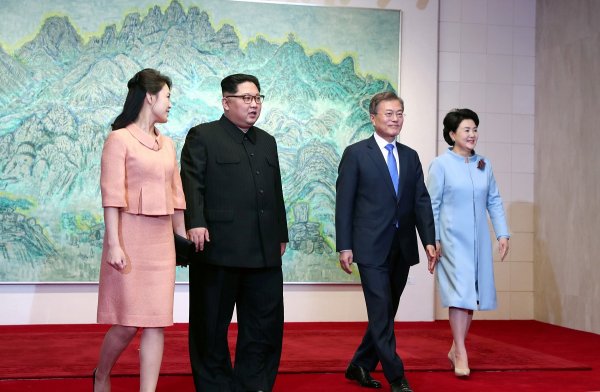 
	Двамата лидери със съпругите си.

	Снимка: Ройтерс
