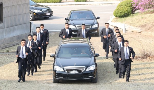 
	Ким Чен Ун пристига с охраната си.

	Снимка: Ройтерс
