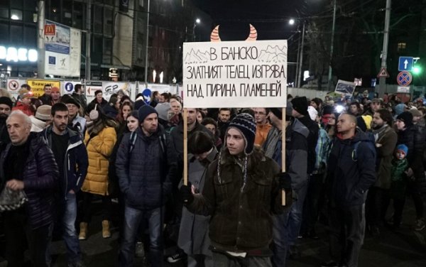 
	Природозащитници блокираха частично кръстовището на &bdquo;Орлов мост&ldquo; в столицата на 28 декември 2017 г., след като преди това правителството гласува промяна в плана за управление на Национален парк &bdquo;Пирин&ldquo;. Снимка: Олег Попов, Investor Media Group
