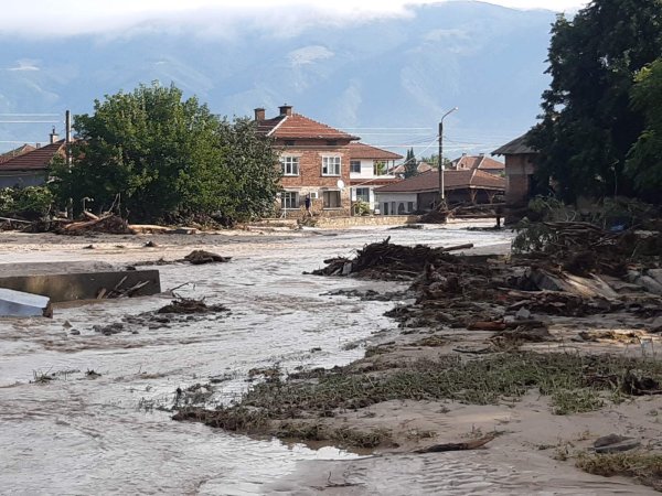  Проливни дъждове, които се изсипаха над подбалканските селища, причиниха наводнения, нанесли сериозни материални щети. Има разрушени мостове и повредена пътна инфраструктура, което затруднява оказването на помощ на бедстващите. БГНЕС/МРРБ