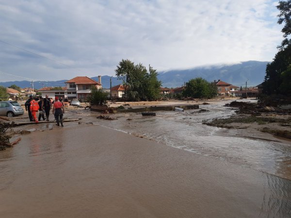 Карловското село Богдан бе откъснато от света заради тежките наводнения и проливните дъждове. Снимка: МО