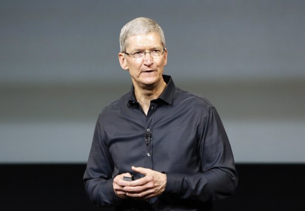 
	Миналата година главният изпълнителен директор на Apple Тим Кук показа, че умее да се извинява. В писмо до потребителите той посочи, че картите на Apple не отговарят на стандартите на компанията.

	&bdquo;Изключително се извиняваме, че разочаровахме нашите клиенти и ще направи всичко, което можем, за да подобрим Maps, написа Кук.

	Той беше доста по-искрен отколкото Стив Джобс преди пет години. През 2007 г. Джобс се извини на клиентите за спада в цената на iPhone от 599 долара до 399 долара само два месеца след неговото пускане на пазара. За разлика от Кук, Джобс настоя, че Apple не е направила нищо лошо. Според Бен Зимър, експерт по езика във VisualThesaurus.com, в структурно отношение извинението на Кук е много по-добро.&nbsp;
