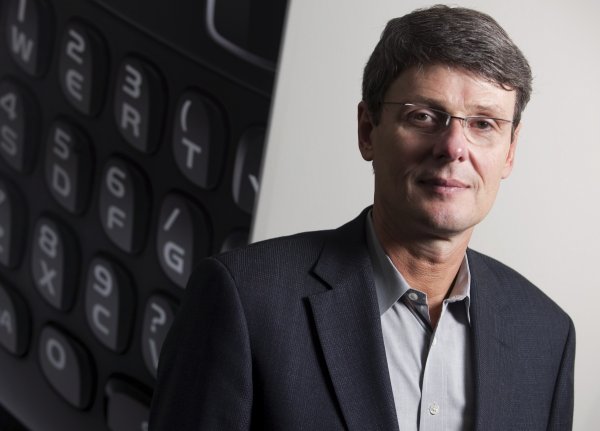 
	Производителят на BlackBerry многократно се извини миналата година. През 2011 г. Основателят и бивш главен изпълнителен директор Майк Лазаридис се извини на милионите потребители за тридневното прекъсване на услугите на компанията в цял свят. В специално заснет видеоклип той увери, че фирмата работи денонощно за отстраняването на проблемите. Лазаридис отправи съобщението лично.

	През 2012 г. последваха нови проблеми с услугите на BlackBeryy в Европа и Африка. Тогава главният изпълнителен директор Торстен Хейнс публикува кратко и неемоционално съобщение.

	&bdquo;Ние правим пълен технически анализ на въпросите, свързани с качеството на услугата и ще обявим веднага щом го приключим. Отново искам да се извиня на всички потребители, които бяха засегнати днес&ldquo;, обясни той.
