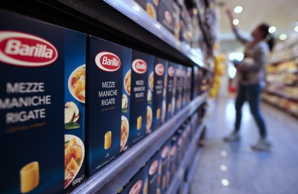 
	Италианската компания за хранителни продукти Barilla пусна наскоро нов вид спагети - &bdquo;Bigotoni&rdquo;. Скоро след като главният изпълнителен директор на фирмата Гуидо Барила заяви в радио интервю, че компанията никога няма да използва хомосексуални семейства в рекламите си, снимка на кутията на &bdquo;Bigotoni&rdquo;с преправен надпис заля социалните мрежи в знак на протест.

	По-късно същия ден Барила направи доста прибързано извинение, с което само добави масло в огъня.

	&bdquo;Съжалявам, ако думите ми са обидили някого. Ако съм наранил чувствата на някои хора. В интервюто си аз просто исках да подчертая важната роля на жената в семейството&ldquo;, заяви Барила.
	Малко по-късно компанията публокува и официално изявление във официалната си американска Facebook страница.

	&bdquo;В Barilla смятаме, че нашата мисия е да се отнасяме към нашите потребители и партньори, както с нашите съседи &ndash; с любов и уважение. Както и да осигуряваме най-добрите възможни продукти&ldquo;, гласи съобщението. В него се допълва, че думите не могат да бъдат върнати назад и компанията се извинява. Гуидо Барила се извини лично и дори обеща да се срещне с обидените групи.&nbsp;
