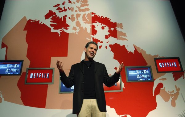 
	През 2011 г. Netflix увеличи цената на видеострийминга си и на услугата DVD под наем. Компанията се извини, че не е комуникирала правилно стратегията си и обяви, че ще се концентрира върху услугата DVD по пощата, която получава името Qwikster. Около един милион потребители прекъснаха акаунтите си през месеците, след като цените се повишиха. Това накара компанията да се откаже от плана си да раздели услугите.

	Главният изпълнителен директор Рийд Хейстингс публикува извинението си в блог, подчертавайки, че е сбъркал. Странното е, че той не се извини за увеличението на цените, а за разделянето на двете услуги. Всъщност първото беше причина за недоволството на потребителите.&nbsp;
