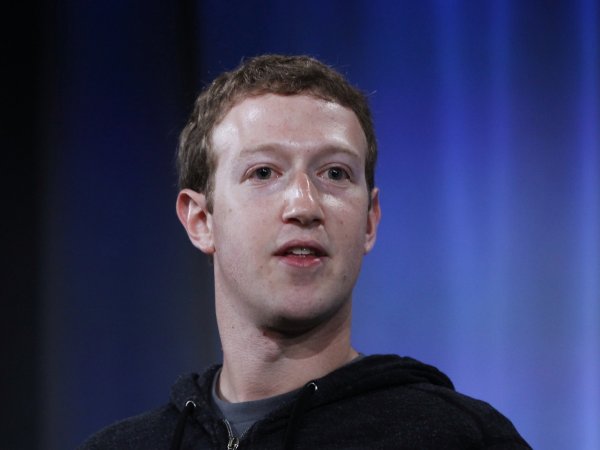 
	Още във времената, когато Facebook имаше няколкостотин милиона потребители, главняит изпълнителен директор представи новия news feed. Идеята беше нововъведението да се конкурира с безкрайния поток от новини в току-що стартиралия Twitter, но в крайна сметка успя да вбеси потребителите, които го сметнаха за прекалено претрупан.

	Зукърбърг отвърна положително, публикувайки отворено писмо в блога си. Той призна, че компанията наистина е объркала нещата.

	Извинението изглеждаше като имейл до близък приятел.

	&bdquo;Може да звучи глупаво, но искам да благодаря на всички вас, които писаха, създадоха групи и протестираха&ldquo;, обясни той. В допълнение Зукърбърг дори организира онлайн чат, в който се дискутираха новите права за поверителност и благодари на хората, че са отделили време да прочетат неговото писмо.&nbsp;
