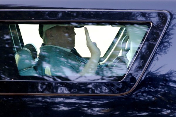 
	Тръмп заминава към хотела си, след като игра голф с премиера на Япония Шиндзо Абе.&nbsp;Снимка: Ройтерс
