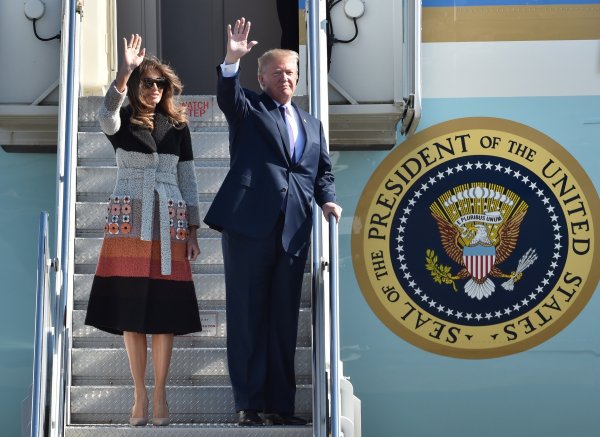 
	Американският президент Доналд Тръмп и съпругата му Мелания пристигат в американската военна база Yokota Air Base във Фуса, Япония. Снимка: Ройтерс
