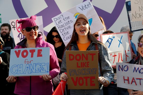 
	Протестиращи носят плакати срещу Доналд Тръмп в Токио.&nbsp;&nbsp;Снимка: Ройтерс
