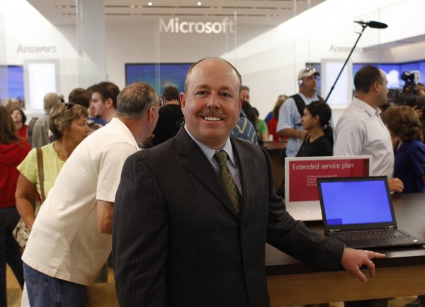 
	Главният оперативен директор на Microsoft е известен в компанията като мениджър, който не подбира думите си. Той ръководеше продажбите на софтуерния гигант и през миналата година е сред най-добре платените мениджъри в Microsoft. През изминалата година той спечели 10,7 млн. долара. Запознати обаче се съмняват, че въпреки позицията си той би могъл да ръководи компания, която вижда експертните си познания в областта на развитието и технологиите.

	&nbsp;
