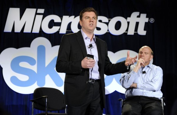 
	В момента Тони Бейтс e вицепрезидент в Microsoft, отговарящ за развитието на бизнеса. Бейтс е работил в Cisco Network Group и беше шеф на платформата за видео конферентна връзка Skype. С придобиването на Skype през 2011 г., Бейтс дойде в Microsoft. От тогава на мениджъра се поверяваха все повече задачи, наред с други неща, той е отговорен и за Lync, продукта за видео конферентна връзка на Microsoft. В момента Бейтс работи върху изопващите нервите бизнес връзки с производителите на компютри, производителите на чипове и смартфон партньора Nokia и други разработчици на софтуер. Той е един от малкото мениджъри в топ мениджмънта, който е натрупал управленски опит и в други компании.&nbsp;

	Снимки: Ройтерс
