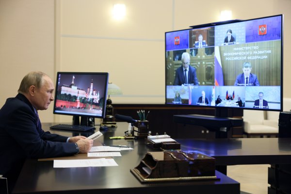 Руският президент Владимир Путин председателства среща по икономически въпроси чрез видеоконференция в държавната резиденция Ново Огарьово край Москва, Русия, 06 октомври 2022 г. EPA/GAVRIIL GRIGOROV