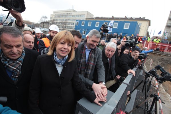 
	Кметът на София Йорданка Фандъкова и председателят на Столичния общински съвет Елен Герджиков наблюдаваха работата на тунелопробивната машина, която излезе на крайната си точка до метростанцията на бул.&quot;Евлоги и Христо Георгиеви&quot; и бул.&quot;Янко Сакъзов&quot;.&nbsp;Снимка: Димитър Кьосемарлиев, Investor Media Group
