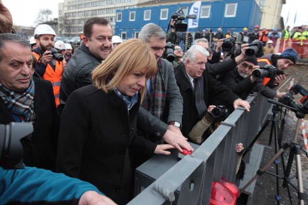 
	Кметът на София Йорданка Фандъкова и председателят на Столичния общински съвет Елен Герджиков наблюдаваха работата на тунелопробивната машина, която излезе на крайната си точка до метростанцията на бул.&quot;Евлоги и Христо Георгиеви&quot; и бул.&quot;Янко Сакъзов&quot;.&nbsp;Снимка: Димитър Кьосемарлиев, Investor Media Group
