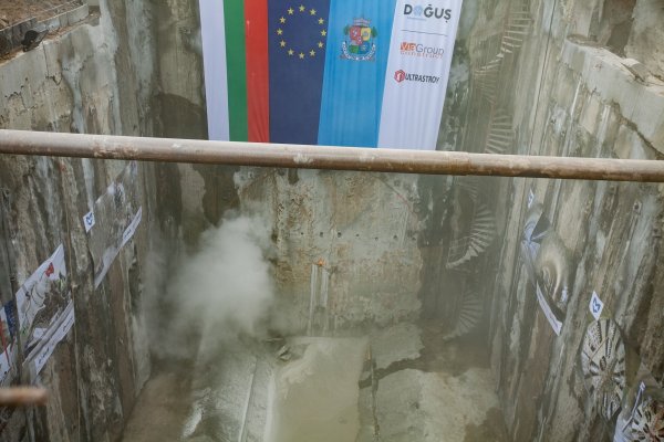 
	Кметът на София Йорданка Фандъкова и председателят на Столичния общински съвет Елен Герджиков наблюдаваха работата на тунелопробивната машина, която излезе на крайната си точка до метростанцията на бул.&quot;Евлоги и Христо Георгиеви&quot; и бул.&quot;Янко Сакъзов&quot;.&nbsp;Снимка: Димитър Кьосемарлиев, Investor Media Group
