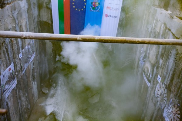 
	Кметът на София Йорданка Фандъкова и председателят на Столичния общински съвет Елен Герджиков наблюдаваха работата на тунелопробивната машина, която излезе на крайната си точка до метростанцията на бул.&quot;Евлоги и Христо Георгиеви&quot; и бул.&quot;Янко Сакъзов&quot;.&nbsp;Снимка: Димитър Кьосемарлиев, Investor Media Group
