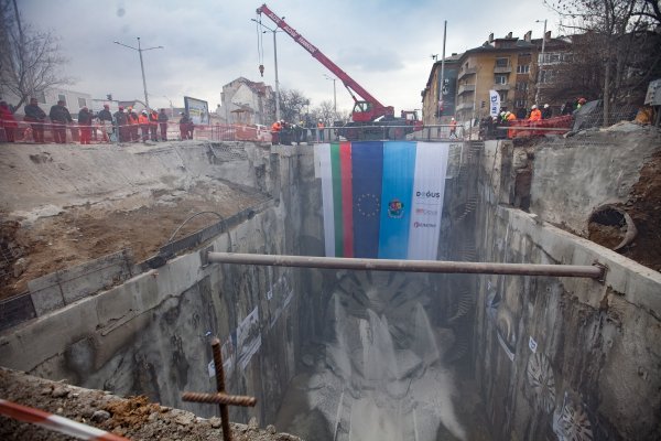 
	Кметът на София Йорданка Фандъкова и председателят на Столичния общински съвет Елен Герджиков наблюдаваха работата на тунелопробивната машина, която излезе на крайната си точка до метростанцията на бул."Евлоги и Христо Георгиеви" и бул."Янко Сакъзов".&nbsp;Снимка: Димитър Кьосемарлиев, Investor Media Group
