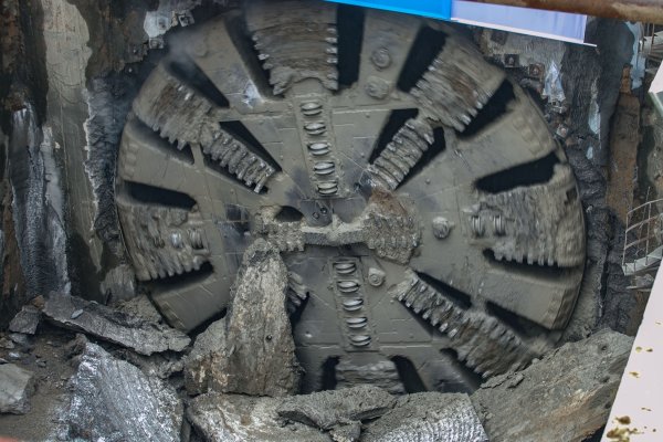 
	Кметът на София Йорданка Фандъкова и председателят на Столичния общински съвет Елен Герджиков наблюдаваха работата на тунелопробивната машина, която излезе на крайната си точка до метростанцията на бул."Евлоги и Христо Георгиеви" и бул."Янко Сакъзов".&nbsp;Снимка: Димитър Кьосемарлиев, Investor Media Group
