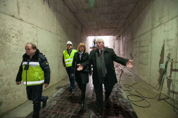 
	Кметът на София Йорданка Фандъкова и председателят на Столичния общински съвет Елен Герджиков наблюдаваха работата на тунелопробивната машина, която излезе на крайната си точка до метростанцията на бул."Евлоги и Христо Георгиеви" и бул."Янко Сакъзов".&nbsp;Снимка: Димитър Кьосемарлиев, Investor Media Group
