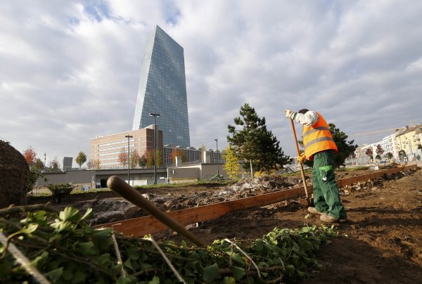 
	Новата централа на ЕЦБ в дъното. Снимки: Ройтерс
