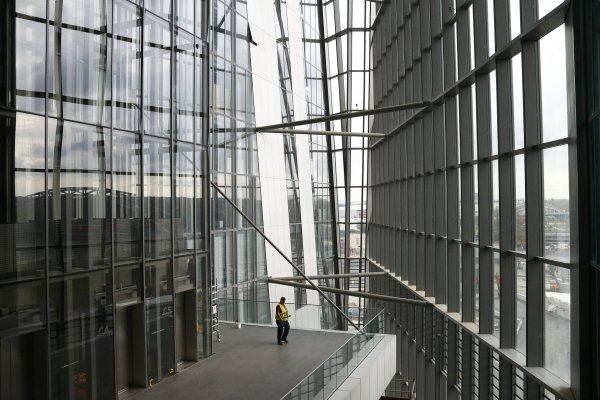 
	Новата сграда ще приюти общо 2900 души персонал.
