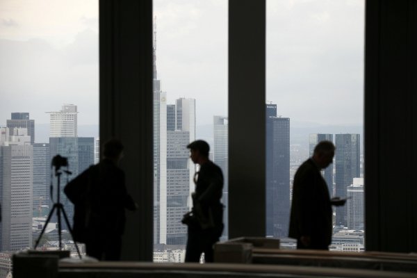 
	Изглед към Франкфурт от прозорците на основната заседателна зала.
