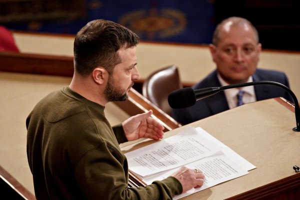 Володимир Зеленски изнася речта си в Конгреса на САЩ. Снимка: Bloomberg