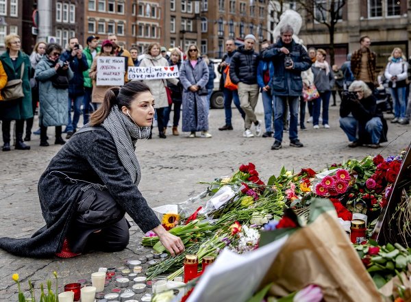 Хора се събират на площад Дам в Амстердам, Нидерландия, за да почетат паметта на Алексей Навални. Снимка: БГНЕС/EPA/Remko de Waal