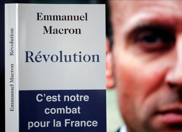 
	В началото на годината всеобщата хипотеза е, че републиканският кандидат Франсоа Фийон ще се бори срещу Марин льо Пен от Националния фронт на последния кръг от президентските избори през май. 2016 година обаче би трябвало да ни е научила, че каквото и да се случи, то няма да е това, което всички очакват.

	Фийон спечели решително първичните избори, но aмериканските полици ни показаха, че кандидати, които са популярни сред верните поддръжници на партията, често не са толкова успешни за целия електорат.

	Няма доказателство, че идеите на Фийон за икономика на свободния пазар с малка намеса от държавата имат реална подкрепа сред французите. Точно обратното - центрист, реформатор и сравнително ново лице Макрон може би ще успее да го изпревари в конкуренцията им кой от двамата да се изправи срещу кандидатката на Националния фронт. Ако това се случи, Макрон може да успее да събере достатъчно подкрепа, за да надвие Льо Пен. Дали ще може да постигне нещо на поста е друг въпрос. Няма обаче причина да не спечели.

	Снимка: Ройтерс
