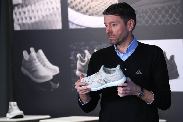 Каспер Рорстед, главен изпълнителен директор на Adidas AG, държи маратонка, изработена от рециклирани материали, по време на пресконференция в Херцогенаурах, Германия, в сряда, 8 март 2017 г. Снимка: Bloomberg LP