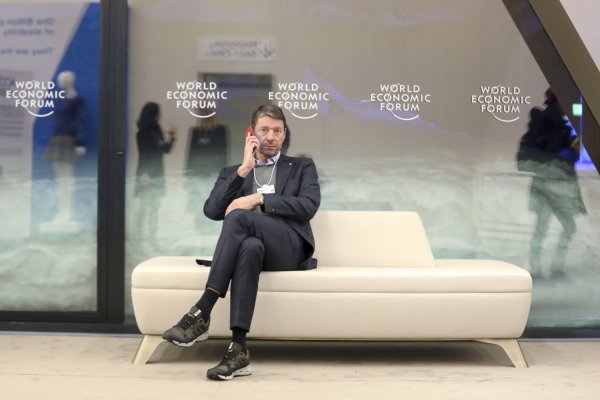 Каспер Рорстед, главен изпълнителен директор на Adidas AG, говори по мобилния си телефон в Конгресния център преди началото на Световния икономически форум в Давос, Швейцария, в понеделник, 21 януари 2019 г.  Снимка: Simon Dawson/Bloomberg

