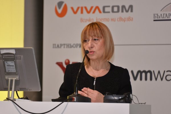 
	Министърът на образованието Анелия Клисарова
