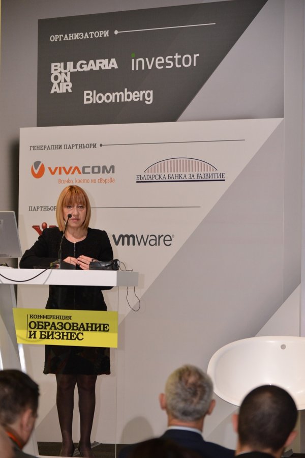 
	Министърът на образованието Анелия Клисарова
