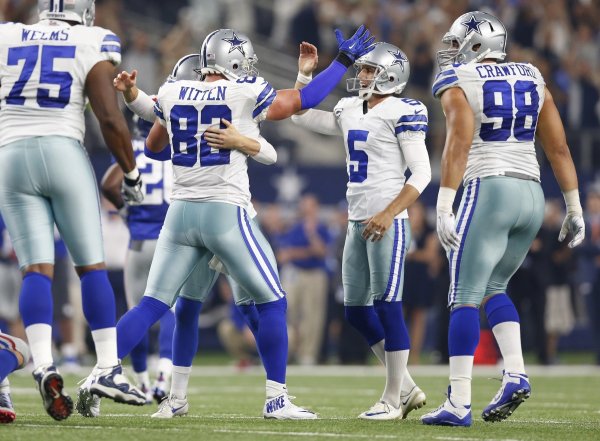 
	Dallas Cowboys е отбор по американски футбол, който играе в Националната футболна лига на САЩ. През 1989 г. е закупен от Джери Джоунс за 140 млн. долара, а сега е оценен от Forbes на 4 млрд. долара и заема първото място в класацията на най-скъпите отбори. Снимки: Ройтерс
