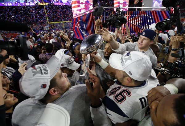 
	The New England Patriots печели Суперкупата на САЩ през 2015 г. и е вторият най-скъп отбор по американски футбол. Оценен е на 3,2 млрд. долара от Forbes и така си поделя третото място с бейзболния New York Yankees.
