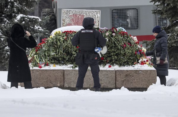 Хора поднасят цветя в знак на траур за смъртта на Алексей Навални до паметника на политическите затворници в Москва. Снимка: БГНЕС/ EPA/SERGEI ILNITSKY