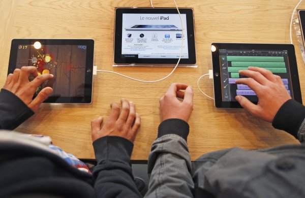 
	Може да сбъркате с какъвто и да е таблет. Но четвъртата генерация на iPad притежава нов процесор А6Х, WiFi връзката е двойно по-бърза, а графичната способност - двойно по-добра. Батерията, както и досега, издържа 10 часа. Плюсът тук е ретина дисплеят и достъпът до над 200 000 оптимизирани за таблета приложения.

	Цената на новия iPad e колкото и тази на предишния, като най-евтината версия с Wi-Fi свързаност и 16 GB памет ще започва от 499 долара.
	&nbsp;

	Снимка: Ройтерс
