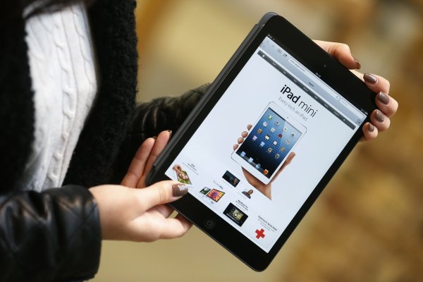 
	iPad Mini е с дисплей от 7,9 инча (класическият iPad е 9,7-инчов), дебелина от 7,2 милиметра и тегло от малко над 300 грама. Батерията на мини таблета също ще издържа 10 часа. Apple все още предлага най-добрите приложения и съдържание, така че и този избор си струва.

	Цената започва от 329 долара. 

	Снимка: Ройтерс
