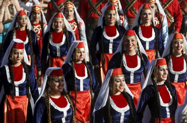 
	Валутата изтри 15% от стойността си през последните 12 месеца спрямо срива от 46% за руската рубла. А една четвърт от търговията на Армения е с Русия.

	Снимка: Ройтерс
