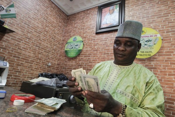 
	Централните банкери на тази страна износителка на петрол се опитват да поддържат валутата на ниво, считано за прекалено високо. Търговията с форуърди сигнализира, че валутата ще спадне с повече от 20% спрямо долара в следващата година.

	Снимка: Ройтерс
