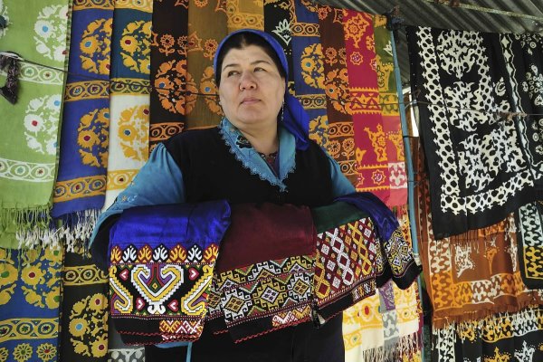 
	Тази страна износителка на петрол с тесни икономически връзки с Русия девалвира валутата си с 19% през януари. Шведската SEB AB прогнозира допълнителна обезценка от най-много 20% в следващите 6 месеца.

	Снимка: Ройтерс
