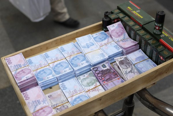 
	Тя е една от най-зле представящите се валути след китайската девалвация от 11 август. Евентуална ескалация на политическото насилие и вероятността от нови избори увеличават проблемите.

	Снимка: Ройтерс
