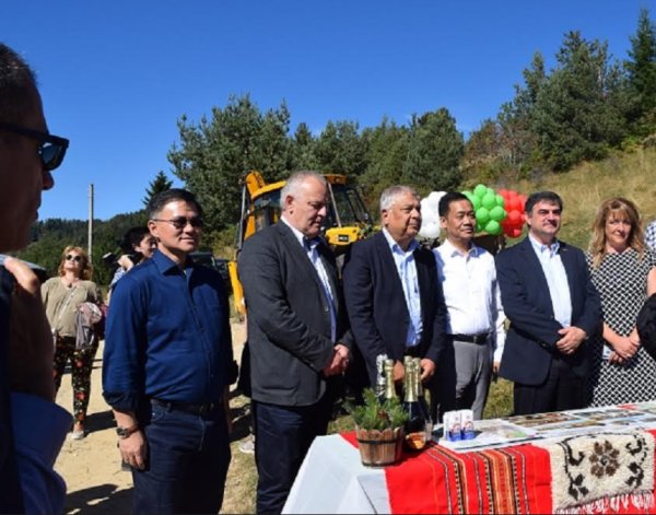 
	В Момчиловци предстои да бъде изградена демонстрационна мандра, където туристите ще наблюдават приготвянето на млечни продукти. Първа копка бе направена по време на традиционния фестивал на киселото мляко. Снимка: организаторите на фестивала&nbsp;
