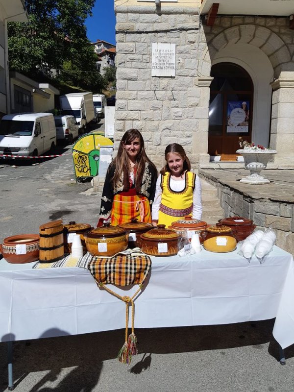 
	Конкурс за домашно кисело мляко. Снимка: организаторите на фестивала -&nbsp;facebook/MomchilovtsiFest

