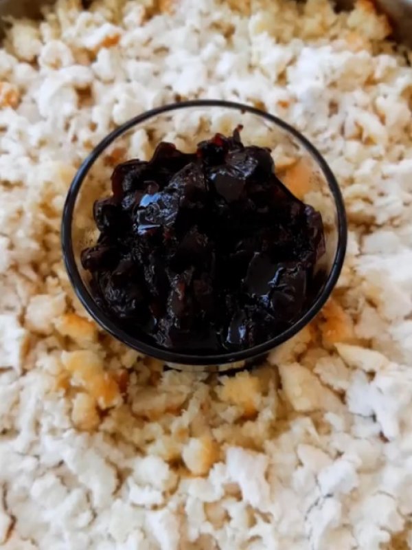 
	По време на празника на киселото мляко в Момчиловци се проведе конкурс за кулинарни специалитети. На снимката - т. нар. смидаль от сладки трохи за обред по случай раждането на дете. Снимка: организаторите на фестивала&nbsp;-&nbsp;facebook/MomchilovtsiFest
