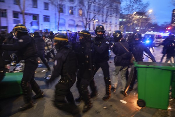 Синдикатите и опозицията обявиха, че ще разширят демонстрациите, за да принудят правителството да се откаже от законодателството. Снимка:  EPA/CHRISTOPHE PETIT TESSON