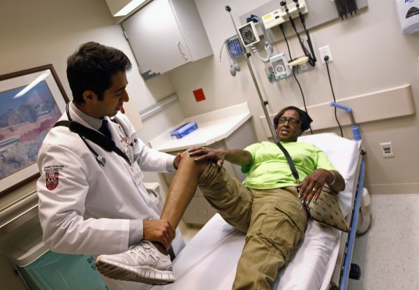 
	&bdquo;Решението на върховния съд да потвърди конституционността на прокарания от американския президент Барак Обама закон ми напомня за една стара поговорка - Внимавайте какво си пожелавате...&ldquo;, пише Марисия Ейнджъл от Harvard Medical School в статия, озаглавена &bdquo;Защо решението на върховния съд е лошо за Обама и лошо за здравеопазването в Америка (Why the Court&rsquo;s Ruling Is Bad for Obama and Bad for American Health Care)&ldquo;&nbsp; за&nbsp; HuffingtonPost.

	Тя предупреждава, че &bdquo;със или без законопроекта на Обама, американската здравна система ще продължи бързо да се разпада &ndash; по-бързо, ако Мит Ромни стане президент и по-бавно, ако Обама бъде преизбран.&ldquo;

	При разходи за здравеопазване от 15% от брутния вътрешен продукт (БВП) &ndash; най-високите сред развитите страни &ndash;&nbsp; този проблем ще продължи да спъва американската икономика особено, ако отчетем и усилията на всичките 3300 лобисти, които се борят цените в сектора да продължават да нарастват.
	
	Снимка: Ройтерс
