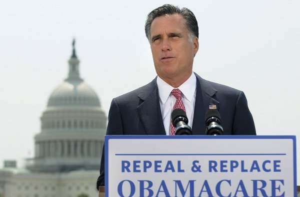 
	Кога ще се спука този балон? В материал за списание Time &bdquo;Балонът на река Потомак (Bubble on the Potomac)&ldquo; - анализаторът Андрю Фъргюсън предупреждава, че огромният дълг на Америка е създал &bdquo;масивен приток на капитали към столицата&ldquo;, отдалечавайки Вашингтон &bdquo;на километри от обикновените американци, които управлява&ldquo;.
	
	Той допълва, че &bdquo;всичко това оказва влияние върху останалата част от страната&ldquo;.

	Обикновеният американец може и едва да свързва двата края, но администрацията раздава поръчки за трилиони долари на тези, които предлагат най-много.

	Лобирането е &bdquo;най-големия бизнес във Вашингтон&ldquo;. На всеки избираем представител на властта се падат по 20 лобисти.
	
	Снимка: Ройтерс
