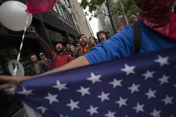 
	В своя материал &bdquo;Падналият&ldquo; (The Fallen) Джеф Тайтс от списание Rolling Stone ни представя още един проблем на съвременния капитализъм:

	&bdquo;Рязко и внезапно стопяване на американската средна класа. Тези хора имаха добра и стабилна работа докато не ни сполетя рецесията. Сега много от тях живеят в колите си по паркингите&ldquo;.

	Списание Time пише, че новото глобално &bdquo;Поколение на безработните&ldquo; включва десетки милиони млади хора, които вече дори не си търсят работа.

	Това е нещо по-сериозно от Арабската пролет или движението Окупирай Wall Street. &ldquo;Правителствата трябва да решат как да осигурят работа на младите хора, преди те напълно да изпаднат от социалната матрица и да се разбунтува&ldquo;.

	Гартмън е прав. Правителствата няма да предприемат нищо, докато не стане твърде късно и антикапиталистическите революции не обхванат всяко кътче на планетата.
	
	Снимка: Ройтерс
