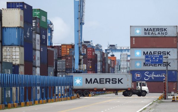 
	В материал за Project Syndicate Стивън Роуч, бивш председател на Morgan Stanley, предупреждава, че след 2008 г. &bdquo;траекторията на възстановяване на американската икономика е изключително слаба. Това се дължи на предпазливостта на потребителите след спукването на най-големия кредитен балон в историята.

	От тогава американският износ допринася за 41% от икономическия ръст на страната. 83% от този износ обаче се генерира в Азия, Латинска Америка и Европа и тъй като и 3-те региона изпитват затруднения, възстановяването на щатската икономика също може да се охлади&ldquo;.
	
	Снимка: Ройтерс
